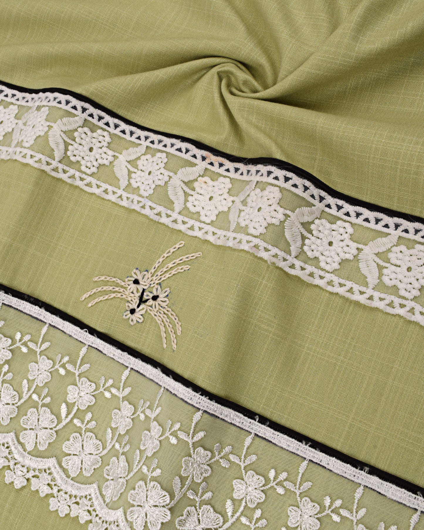 Light Green Rida With Smart Lace &  All Over Floral Work