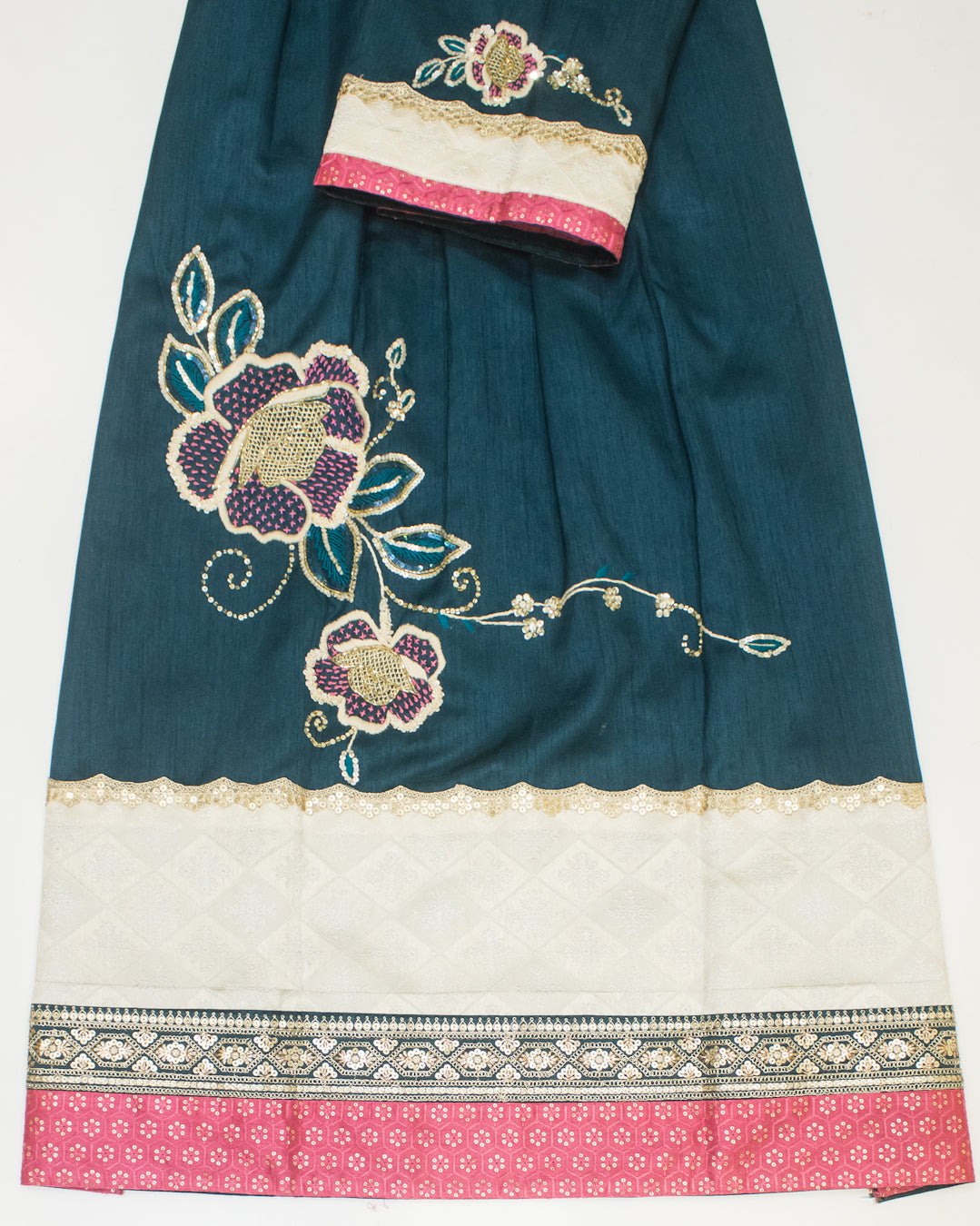 Dark Green Silk Rida With Heavy Look Panel & Aari Floral Bunch